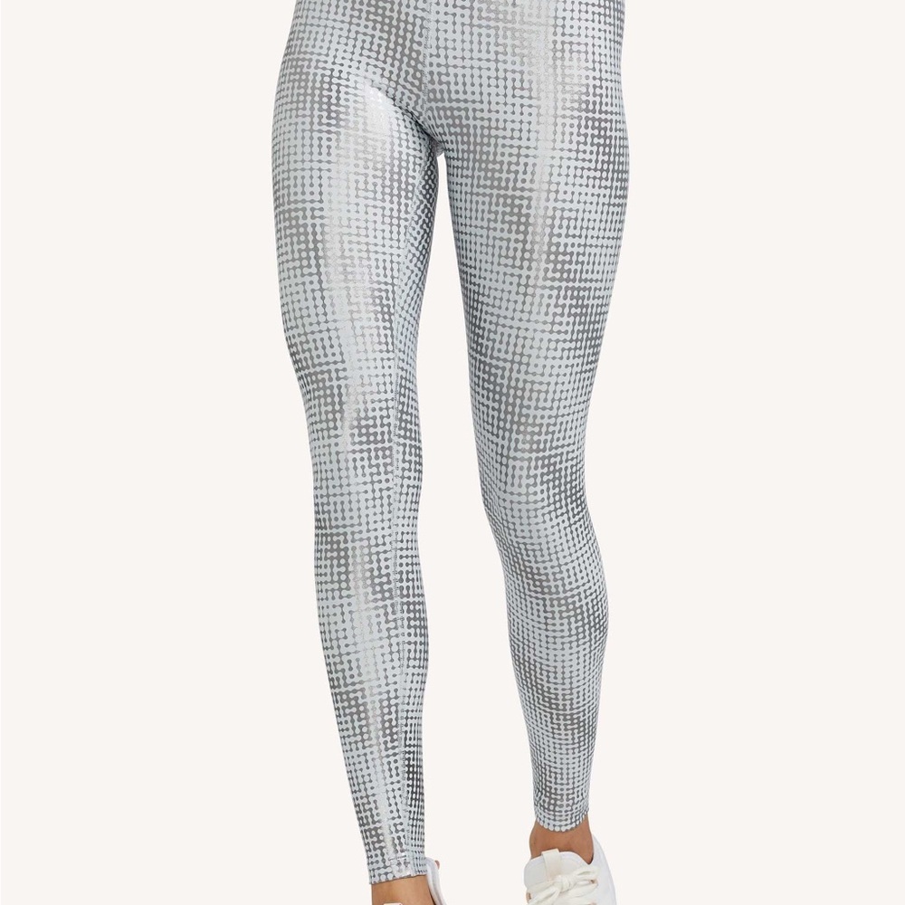Peloton Show Up Foil Printed Legging Size Medium Like New - Picture 7 of 10
